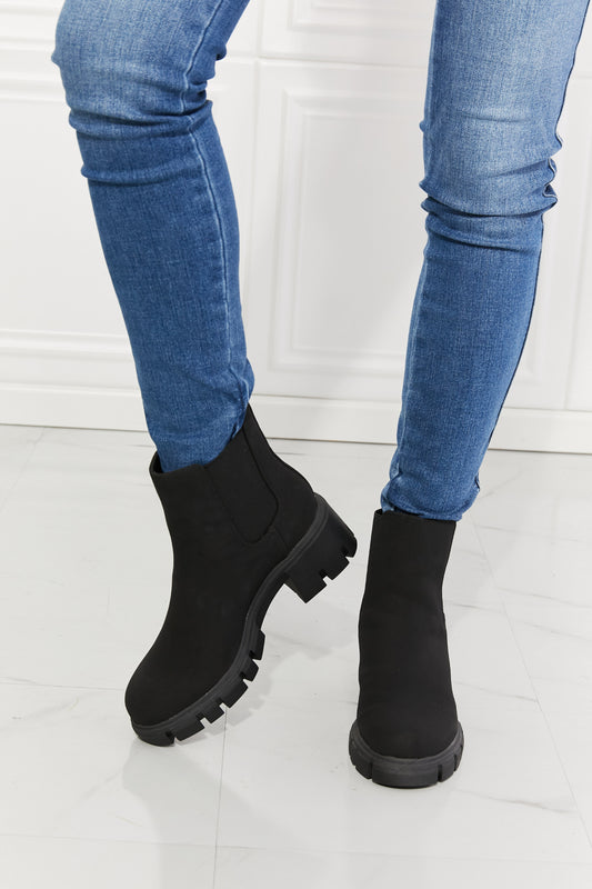 Matte Chelsea Boots in Black